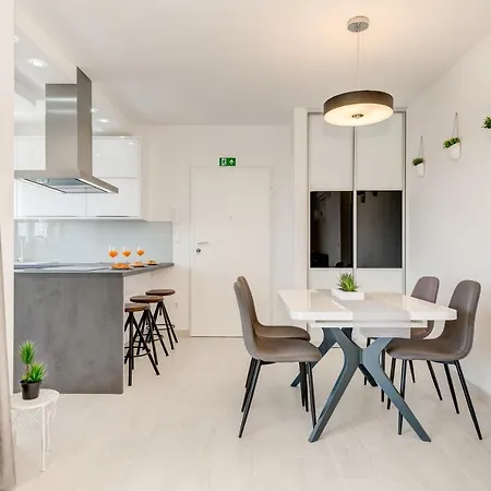 Modern 4* Luxury In Center Διαμέρισμα Τρογκίρ